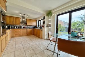15' Kitchen/Breakfast Room- click for photo gallery